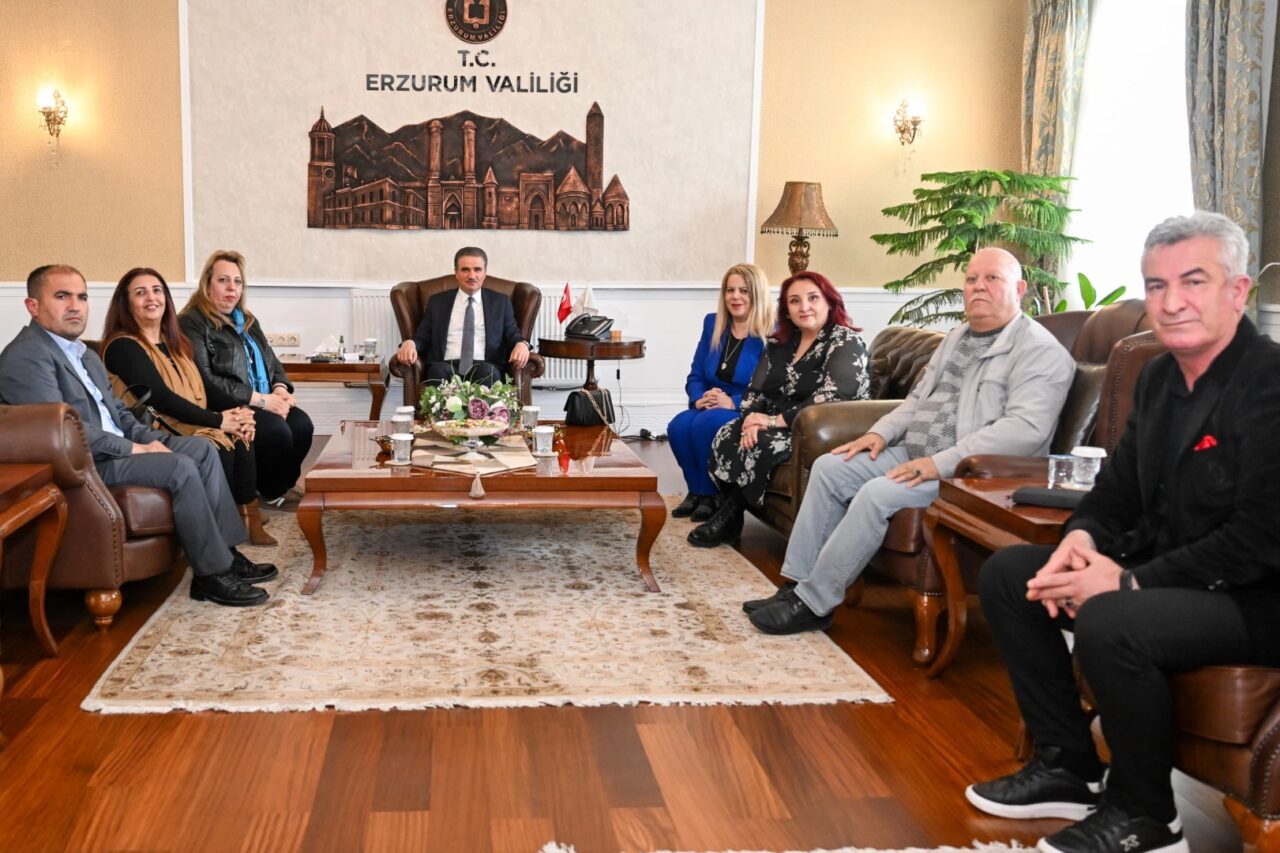 Erzurum Yeni Medya Derneği Başkanı Gamze İspirli ve yönetim kurulu