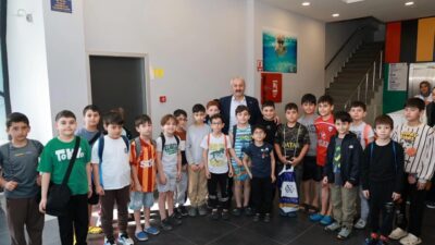 Gebze'de Sümeyye Boyacı Yarı Olimpik Yüzme Havuzu’nda eğitim alan çocuklarla