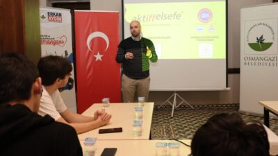 Osmangazi Belediyesi’nin düzenlediği “Genç Filozlar Atölyesi” kapsamında gençler, bilgi kirliliği
