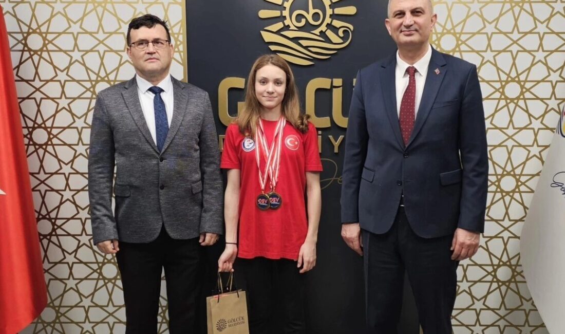 Avusturya’da düzenlenen Multinations Yıldızlar Yüzme Şampiyonası’nda ay-yıldızlı formayla iki altın