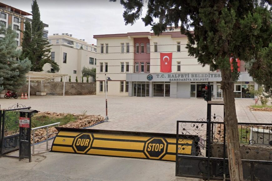 Şanlıurfa’da Halfeti Belediyesi’ndeki usulsüzlük iddialarına yönelik yürütülen soruşturmada, 28’i kamu