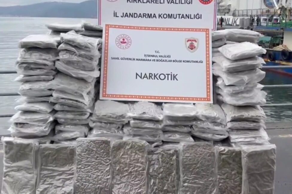 İstanbul açıklarında narko operasyon… Kilolarca skunk ele geçirildi İçişleri Bakanlığı koordinesinde İstanbul açıklarında düzenlenen ortak operasyonda, bir teknede
