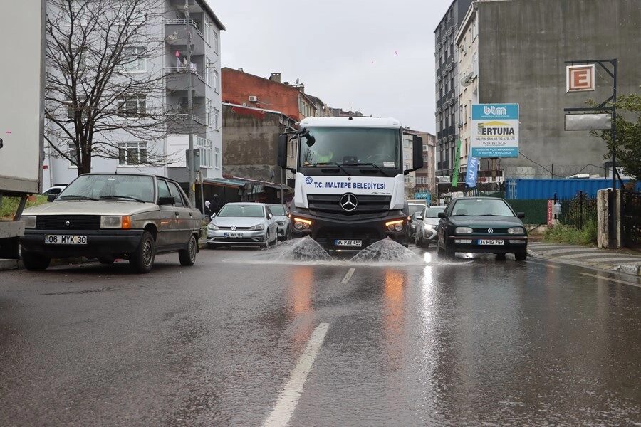 İstanbul Maltepe’de baharın gelişiyle birlikte mahallelerdeki temizlik çalışmaları da hız