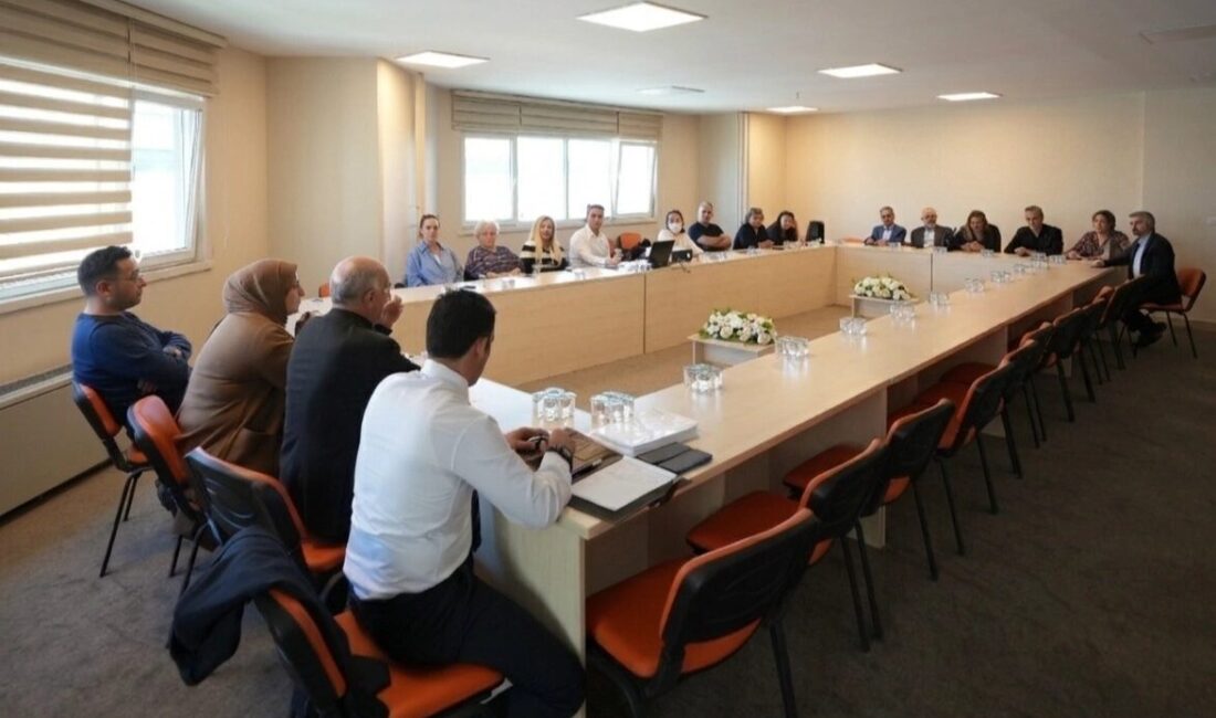 İstanbul Maltepe Belediyesi yetkilileri, muhtarlarla bir araya geldi. Toplantıda mahallelere