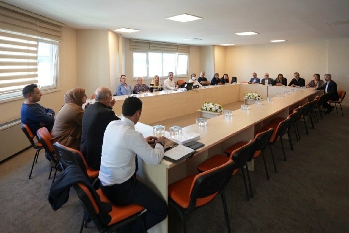 İstanbul Maltepe Belediyesi yetkilileri, muhtarlarla bir araya geldi. Toplantıda mahallelere