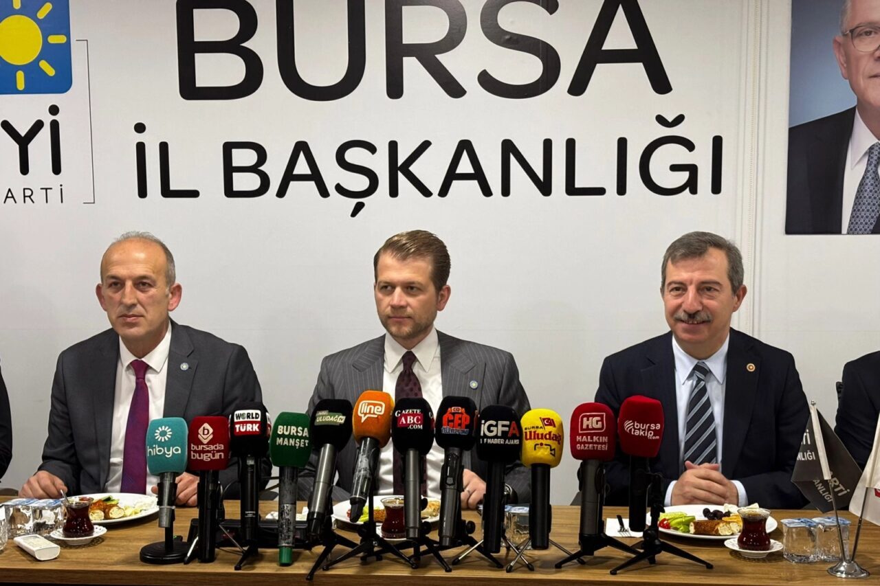 İYİ Parti Bursa teşkilatının düzenlediği basın toplantısında hukuk, ekonomi ve