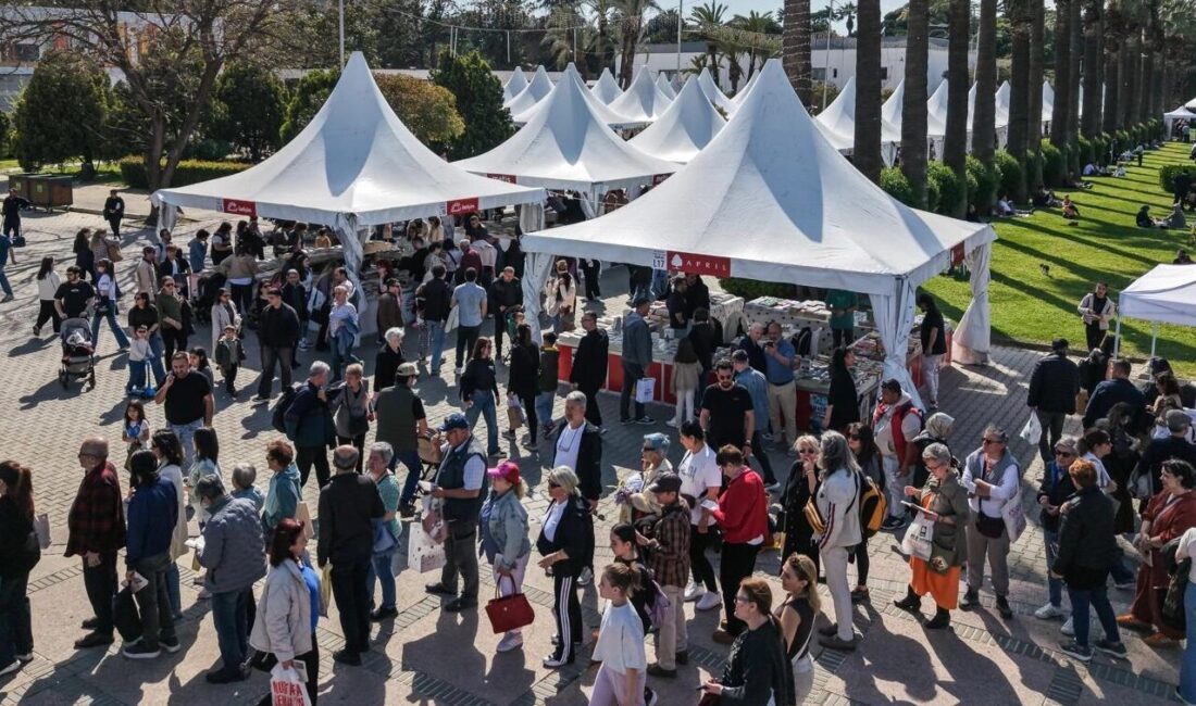7. İzmir Kitap Fuarı, İzmirlilerin yoğun ilgisiyle devam ediyor. Kültürpark’ta
