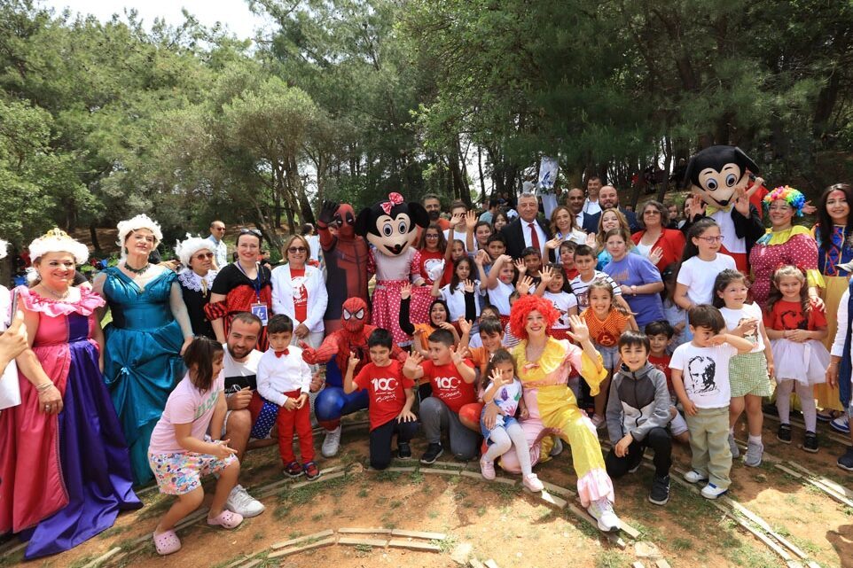 İzmir'de Güzelbahçe Belediyesi, 23 Nisan'ı Ayşe Mayda Spor Tesisleri'ndeki etkinliklerle