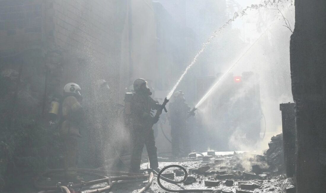 İzmir Konak’ta iki katlı metruk bir binada çıkan yangın, itfaiye