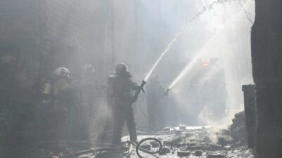 İzmir Konak’ta iki katlı metruk bir binada çıkan yangın, itfaiye