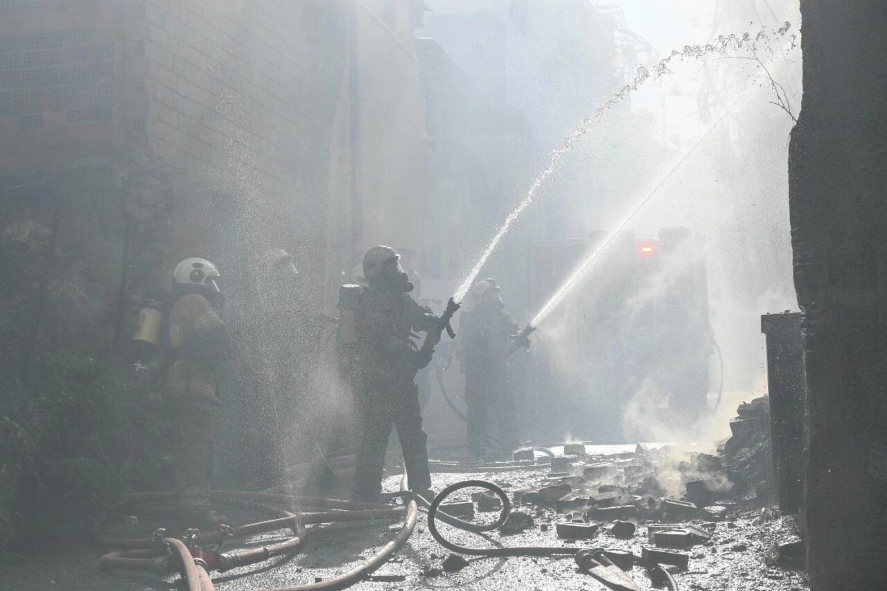 İzmir Konak’ta iki katlı metruk bir binada çıkan yangın, itfaiye