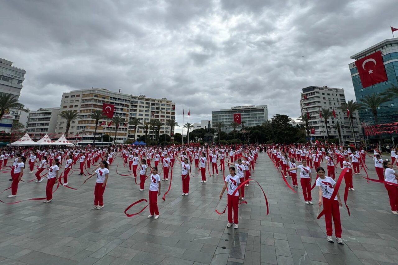 23 Nisan Ulusal Egemenlik ve Çocuk Bayramı nedeniyle İzmir’de Cumhuriyet