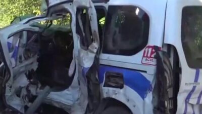 İzmir'in Bornova ilçesinde karşı şeride geçen kamyonun neden olduğu zincirleme