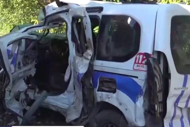 İzmir'in Bornova ilçesinde karşı şeride geçen kamyonun neden olduğu zincirleme