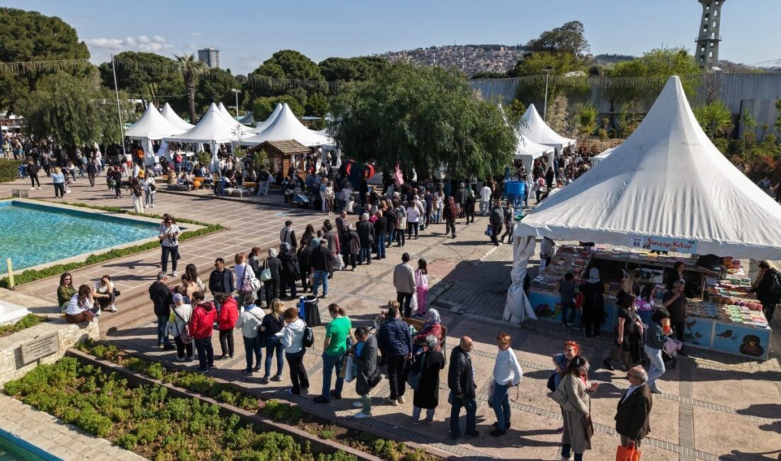 İzmir Kültürpark’ta düzenlenen İZKİTAP – 7. İzmir Kitap Fuarı, ikinci
