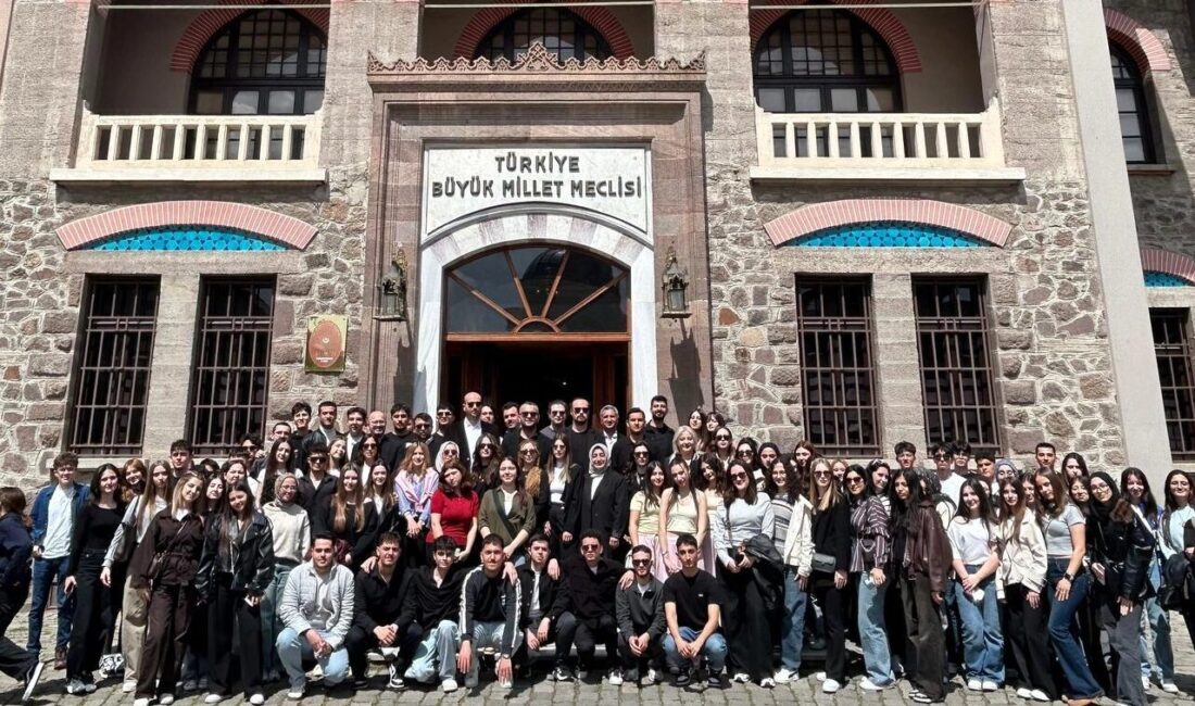 Kocaeli İzmit Belediyesi Çınar Akademi’nin Ankara gezisi, öğrencilerin hem hedeflerini