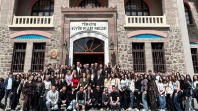 Kocaeli İzmit Belediyesi Çınar Akademi’nin Ankara gezisi, öğrencilerin hem hedeflerini