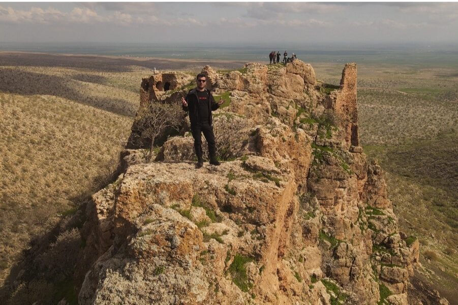 Kadim kale gün yüzüne çıkarıldı Mardin’in Nusaybin ilçesi kırsalında, Mezopotamya Ovası’na hâkim kayalıklar üzerinde bulunan