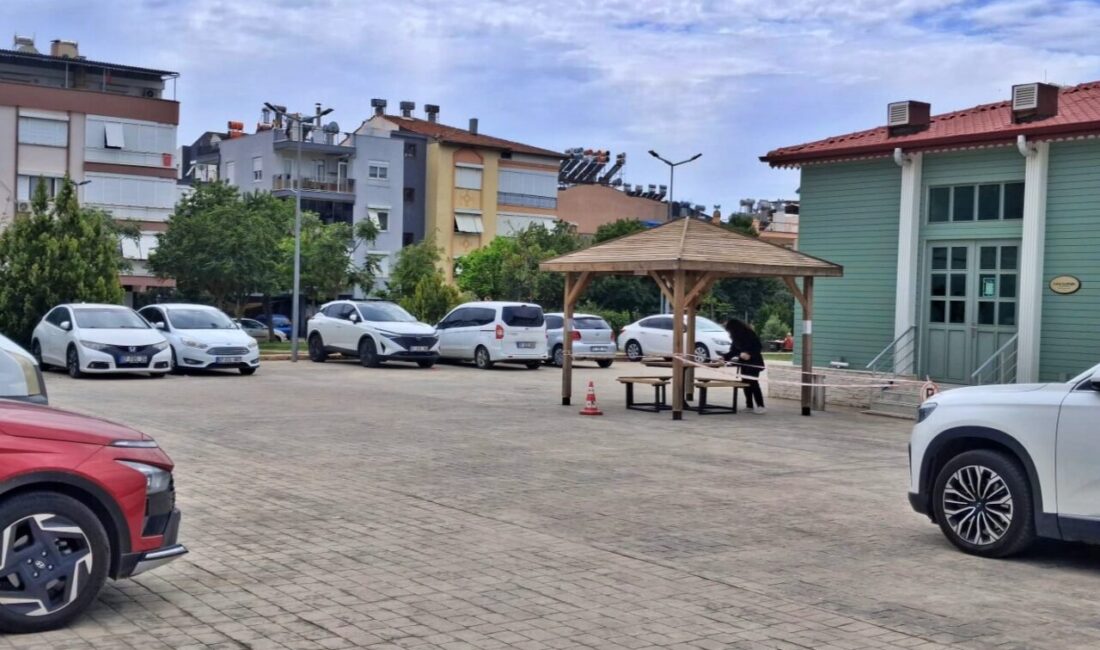 Ders çalışmak için kütüphaneyi kullanan öğrenciler, otoparkta araç içinde alkol