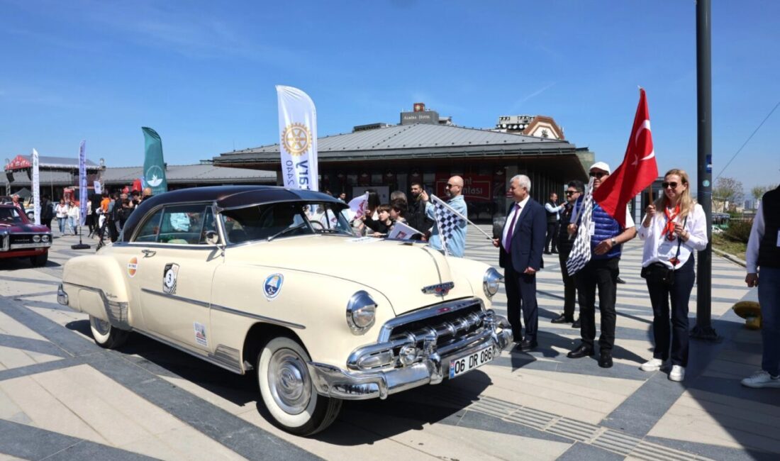 Bursa'da Osmangazi ile Mudanya belediyelerinin katkılarıyla düzenlenen 13’üncü Klasik Otomobil