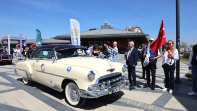 Bursa'da Osmangazi ile Mudanya belediyelerinin katkılarıyla düzenlenen 13’üncü Klasik Otomobil