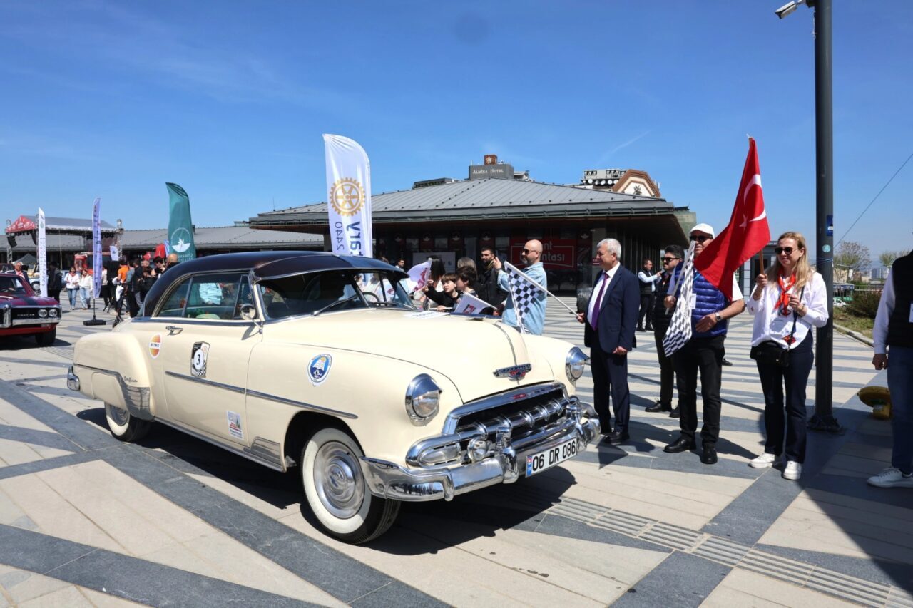 Bursa'da Osmangazi ile Mudanya belediyelerinin katkılarıyla düzenlenen 13’üncü Klasik Otomobil