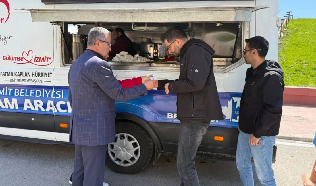 Kocaeli İzmit Belediyesi tarafından Cuma Namazı sonrasında vatandaşlara çorba ve