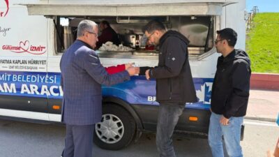 Kocaeli İzmit Belediyesi tarafından Cuma Namazı sonrasında vatandaşlara çorba ve