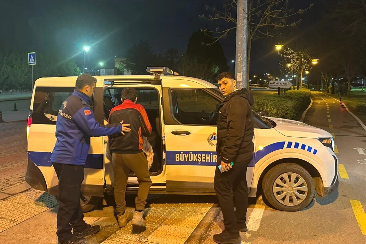 Kocaeli Büyükşehir Belediyesi’ne bağlı zabıta ekipleri yalnızca denetim göreviyle değil,