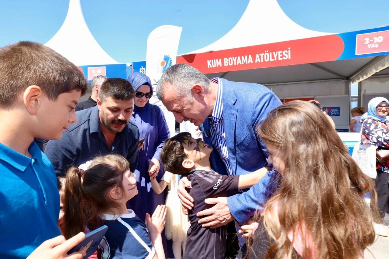 Kocaeli Büyükşehir Belediye Başkanı Tahir Büyükakın, Milli İrade Meydanı’nda kurulan