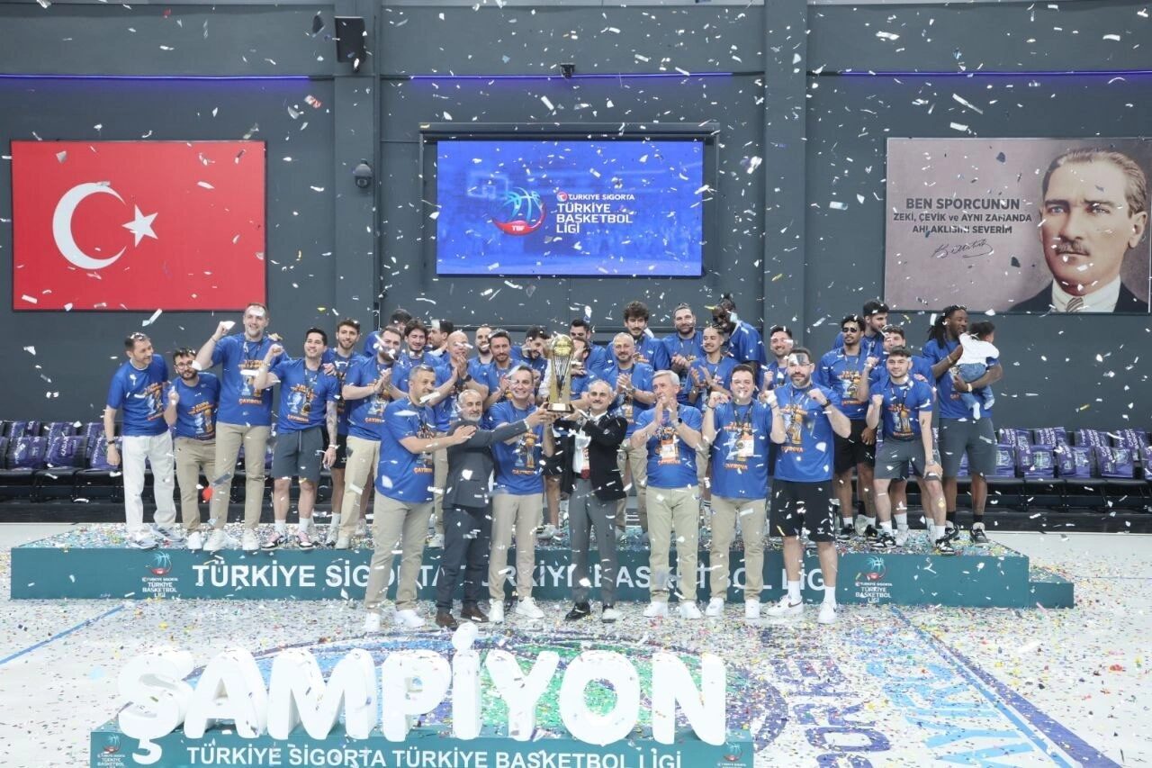 Türkiye Basketbol Ligi 2025-2026 Sezonu’nu şampiyon olarak tamamlayan Çayırova Belediyesi Basketbol Takımı,