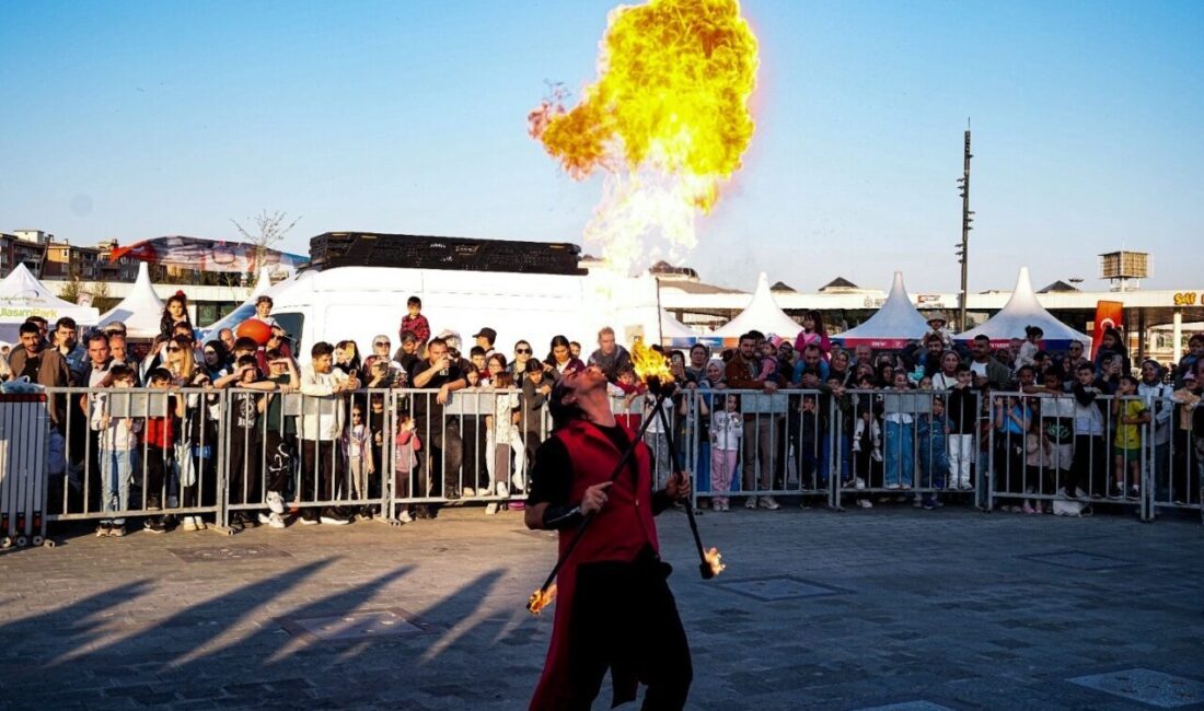 Kocaeli’deki çocukların buluşma adresi olan İzmit Milli İrade Meydanı muhteşem