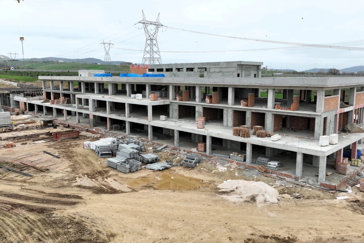 Kocaeli Büyükşehir Belediyesi’nin Körfez Sevindikli’de inşa ettiği dev spor tesisinde