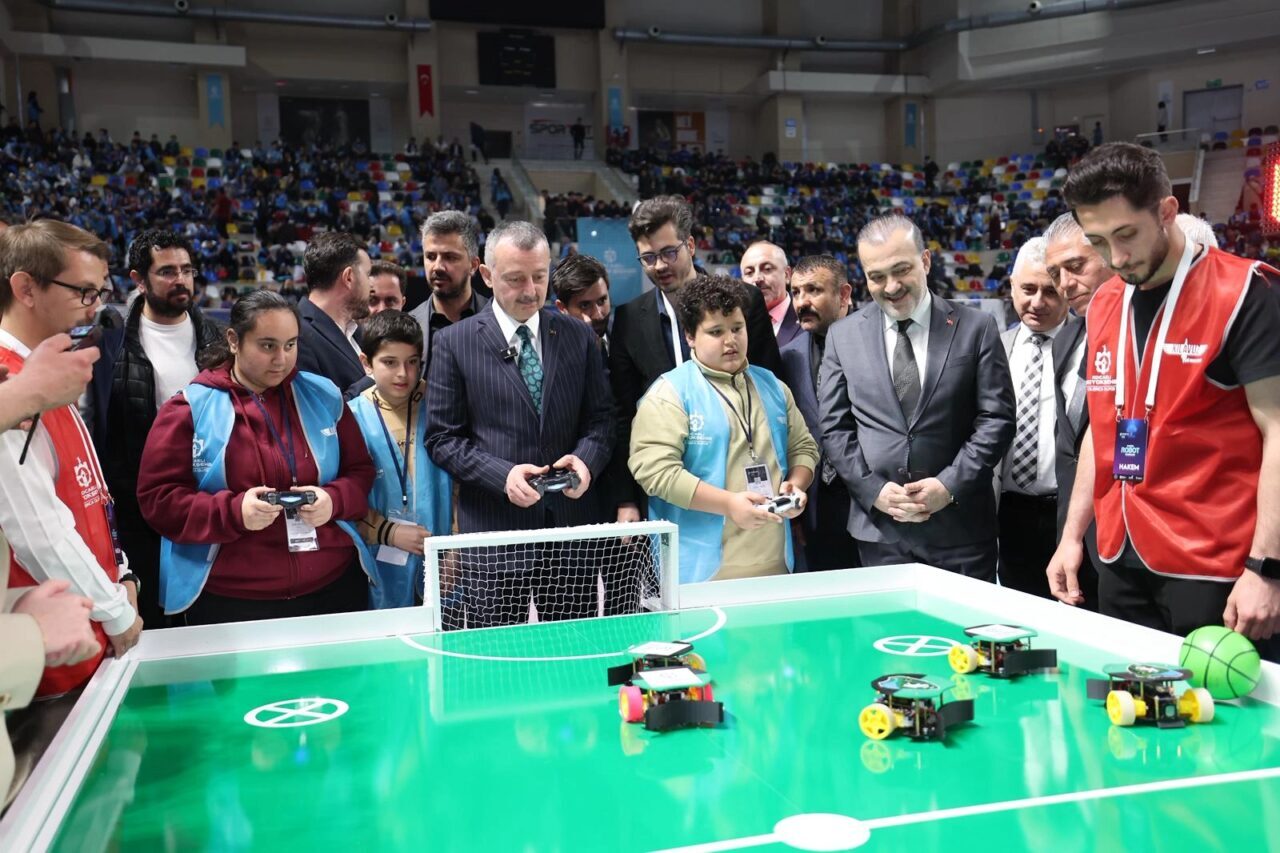 Kocaeli Büyükşehir Belediye Başkanı Tahir Büyükakın, KODELİG’26 Ulusal Robot Yarışması’nın