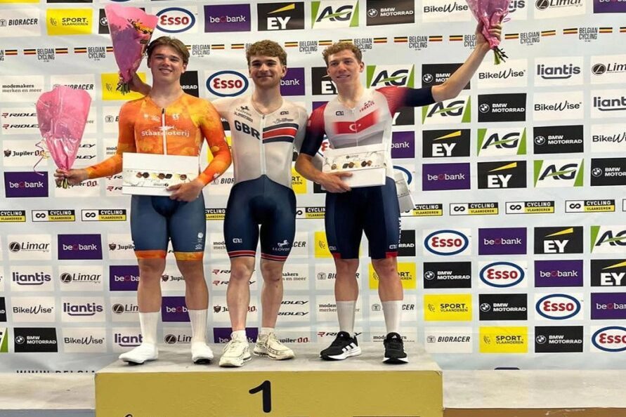 Konya Büyükşehir Belediyesporlu Pist Bisikleti Milli Takımı sporcuları, farklı kıtalarda