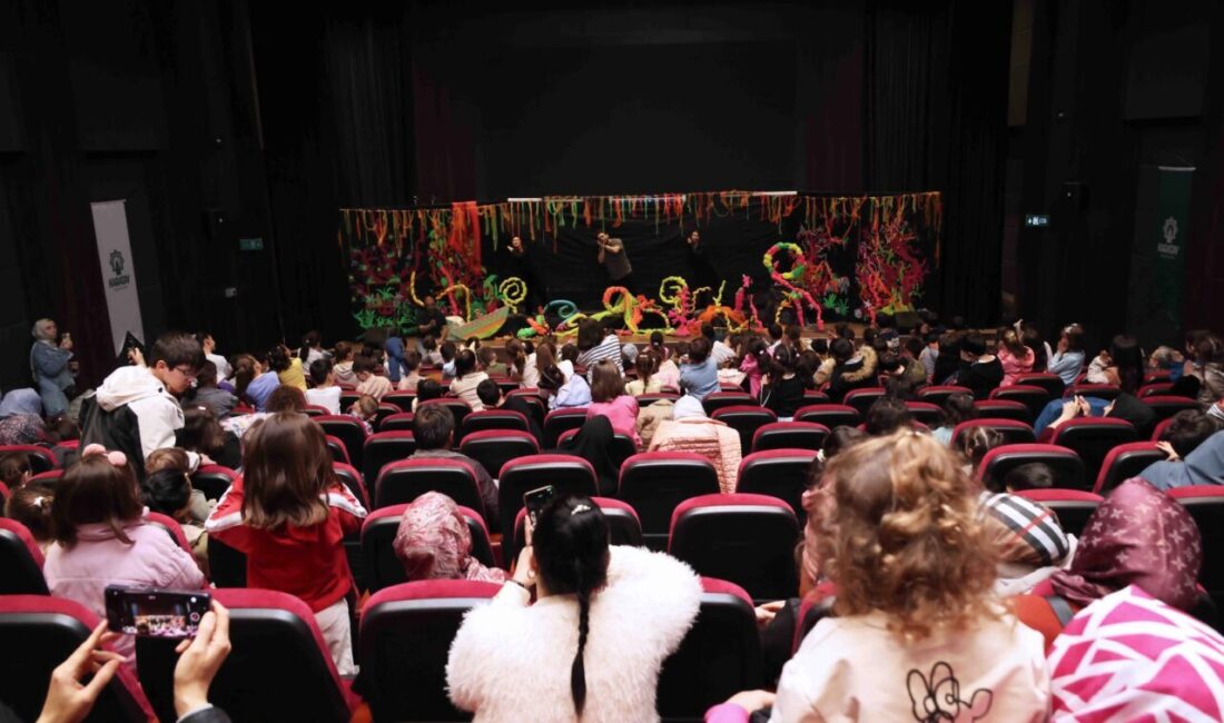 Konya Karatay Belediyesi, “Çocuk Tiyatrosu” programı kapsamında tiyatro gösterimlerine devam