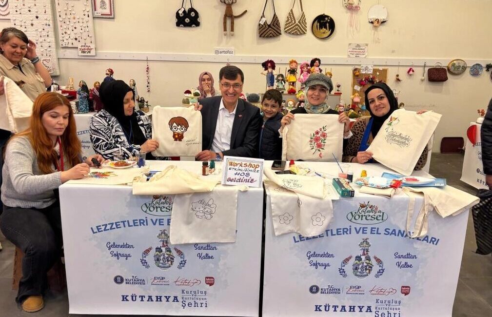 Kütahya Belediye Başkanı Eyüp Kahveci, Kütahya’da Sera AVM’de kurulan yöresel