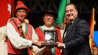 486. Uluslararası Manisa Mesir Macunu Festivali kapsamında düzenlenen fener alayı,