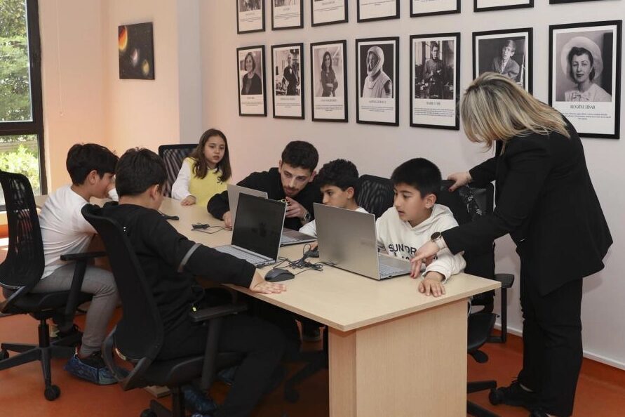 Çocuklara eğlenerek öğretmeyi ilke edinen Mersin Büyükşehir Belediyesi, Mezitli Çocuk