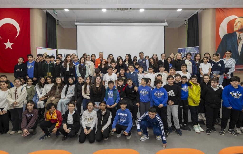 Mersin Büyükşehir Belediyesi ev sahipliğinde, çocukların dijital dünyada bilinçli ve