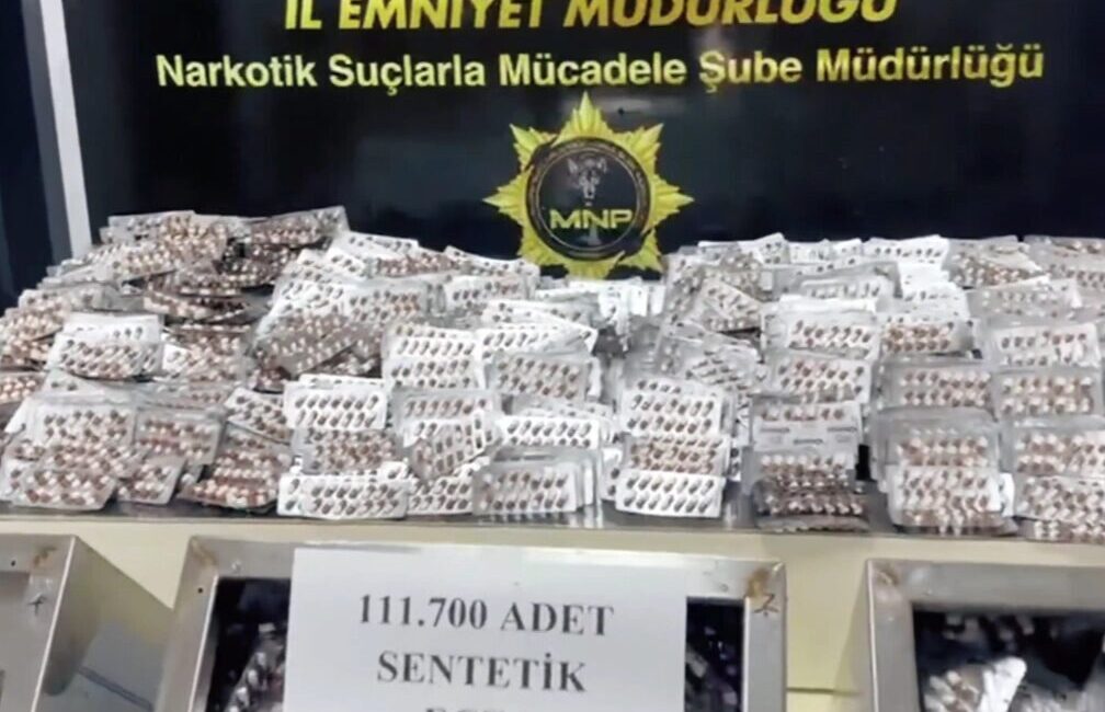 Mersin'in Akdeniz ilçesinde düzenlenen narkotik operasyonunda metal saclara gizlenmiş 111