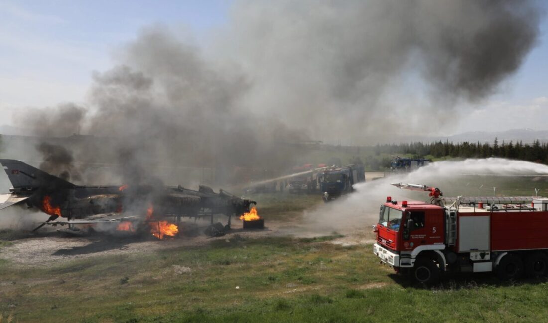 Milli Savunma Bakanlığı, Malatya’da düzenlenen uçak yangınına müdahale tatbikatının başarıyla