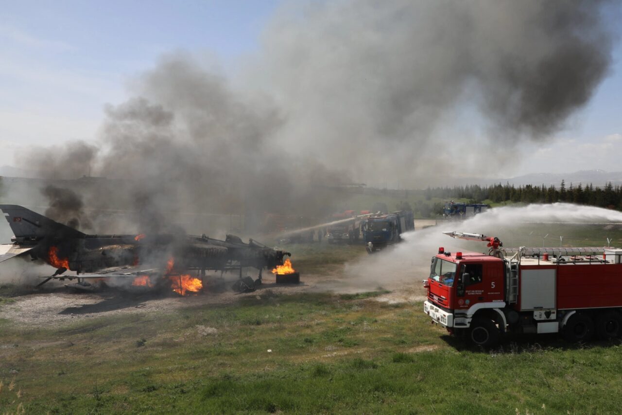 Milli Savunma Bakanlığı, Malatya’da düzenlenen uçak yangınına müdahale tatbikatının başarıyla