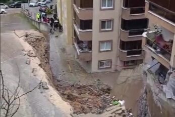 Bursa'nın Mudanya ilçesinde sağanak yağış dolayısıyla Halitpaşa Mahallesi'ndeki bir sitenin