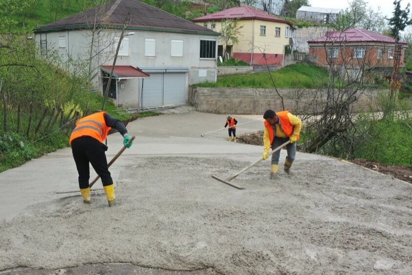 Kırsal mahallelerde ulaşım konforunu artırmaya yönelik yatırımlarını sürdüren Ordu Büyükşehir