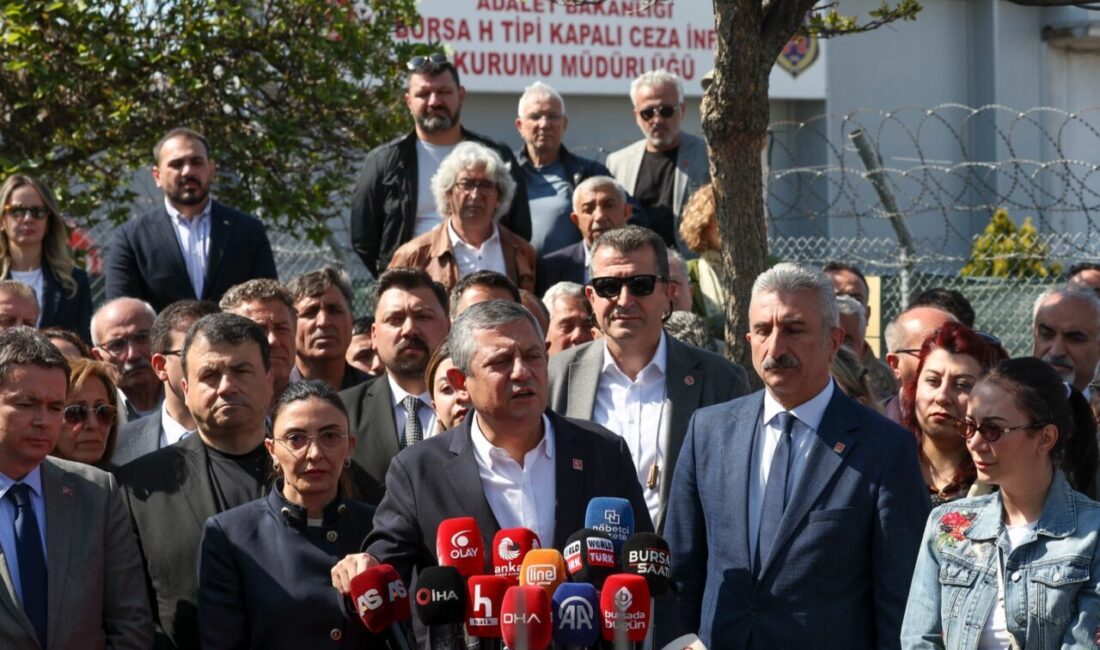 CHP Genel Başkanı Özgür Özel, cezaevinde ziyaret ettiği Bursa Büyükşehir