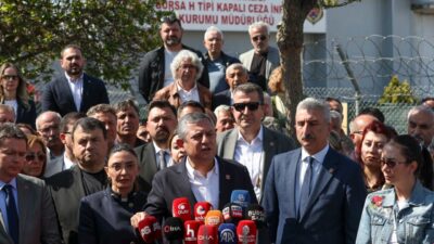 CHP Genel Başkanı Özgür Özel, cezaevinde ziyaret ettiği Bursa Büyükşehir