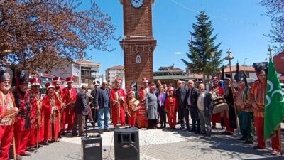 Gaziantep’te bazı CHP’li milletvekillerinin mehter marşı gösterisi sırasında çocuklara sırtını