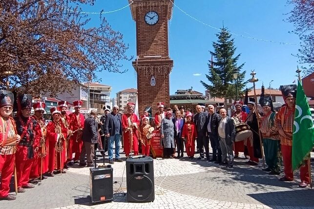 Gaziantep’te bazı CHP’li milletvekillerinin mehter marşı gösterisi sırasında çocuklara sırtını