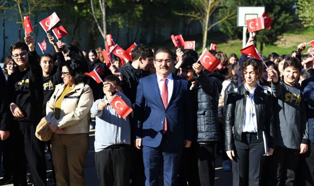 Sakarya’da okullarda gerçekleştirilen bayrak ve öğretmen temalı etkinliklerle öğrenciler, milli